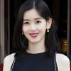 章泽天现身欧冠决赛现场，无袖小香风穿搭太吸睛，低调戴百万名表